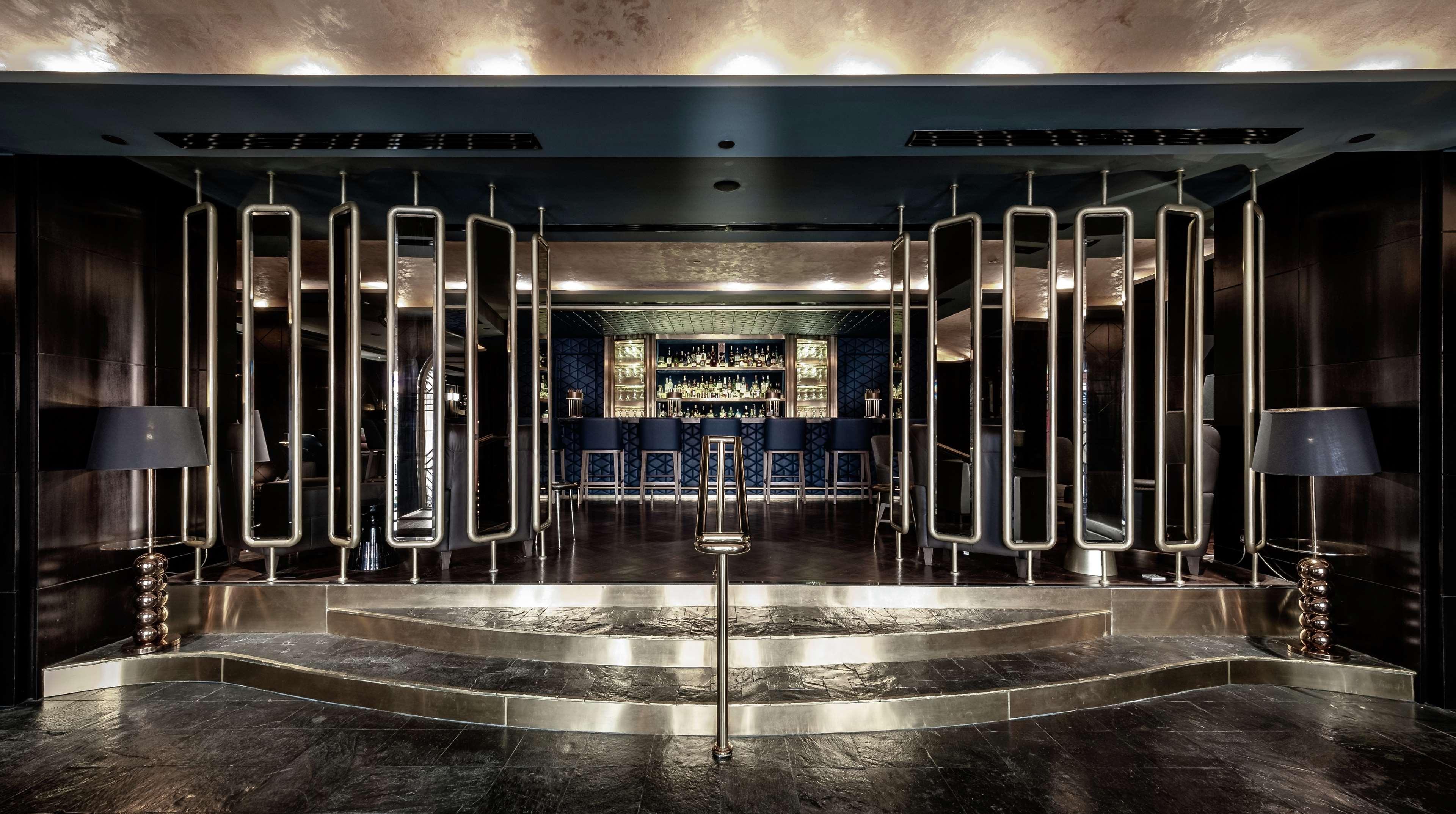 Hilton Kota Kinabalu Otel Dış mekan fotoğraf The bar at the London Edition