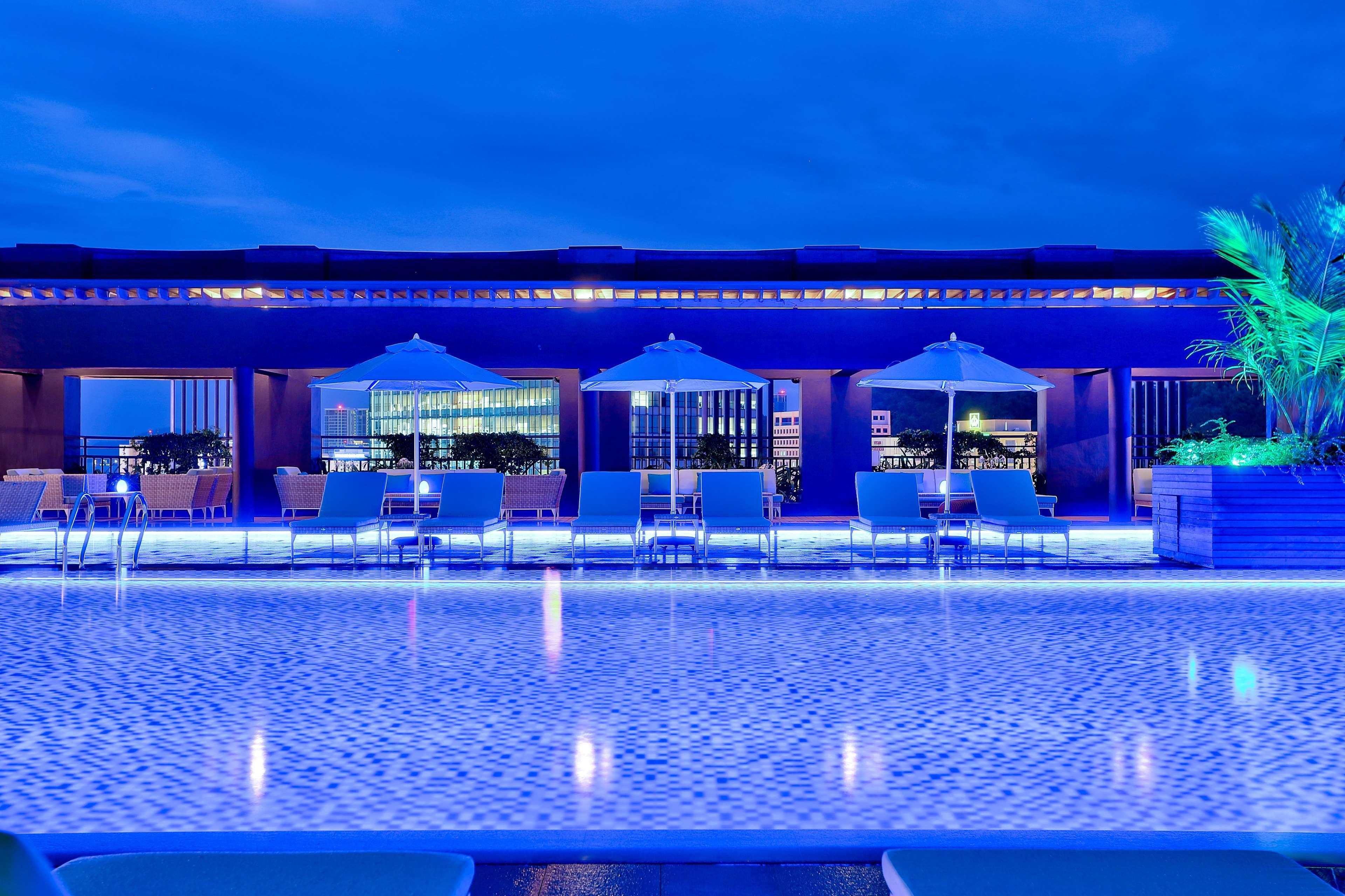 Hilton Kota Kinabalu Otel Dış mekan fotoğraf The pool at the hotel