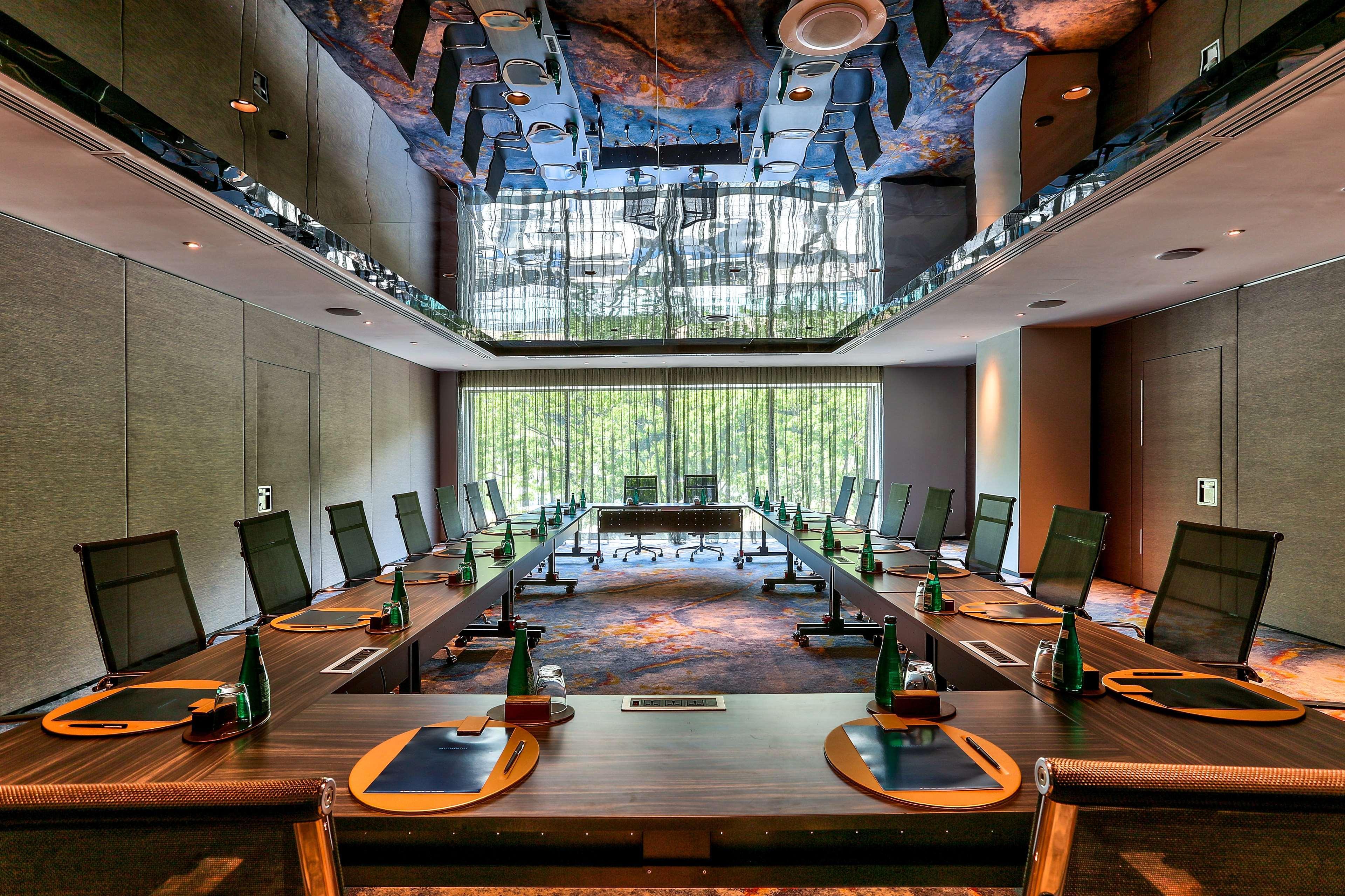 Hilton Kota Kinabalu Otel Dış mekan fotoğraf Meeting room at the Mandarin Oriental, Munich