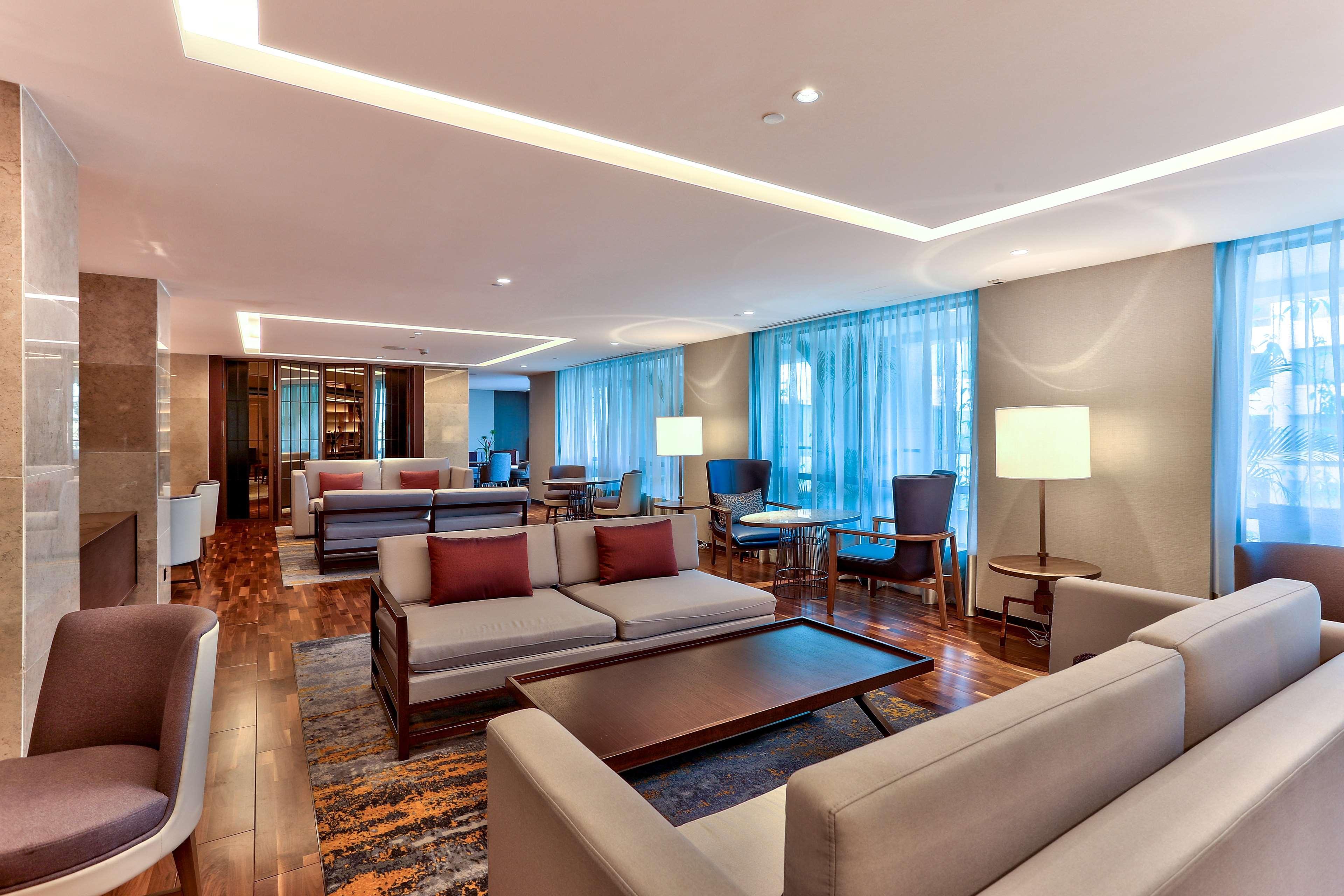 Hilton Kota Kinabalu Otel Dış mekan fotoğraf The lounge at the airport