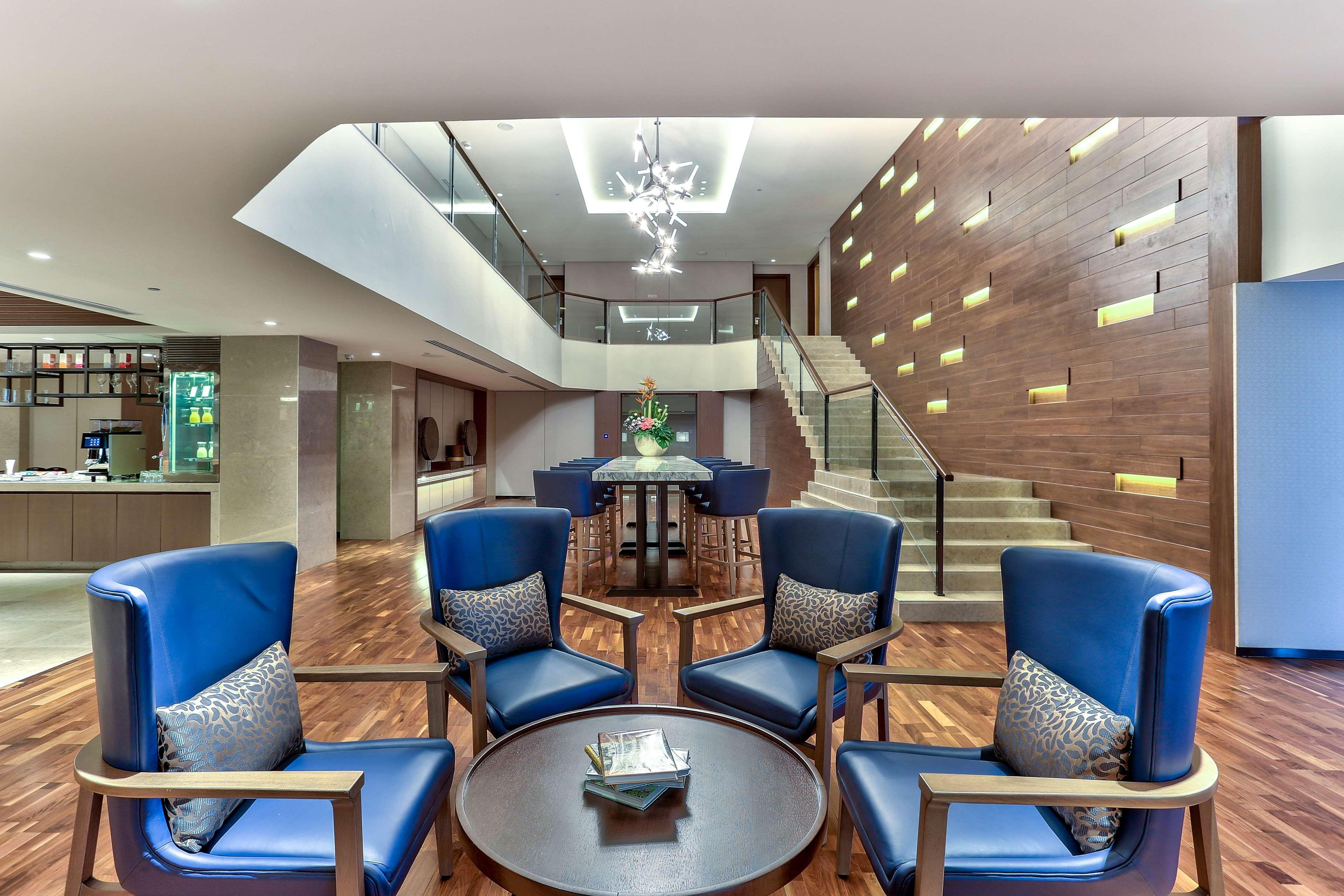 Hilton Kota Kinabalu Otel Dış mekan fotoğraf The interior of the lounge