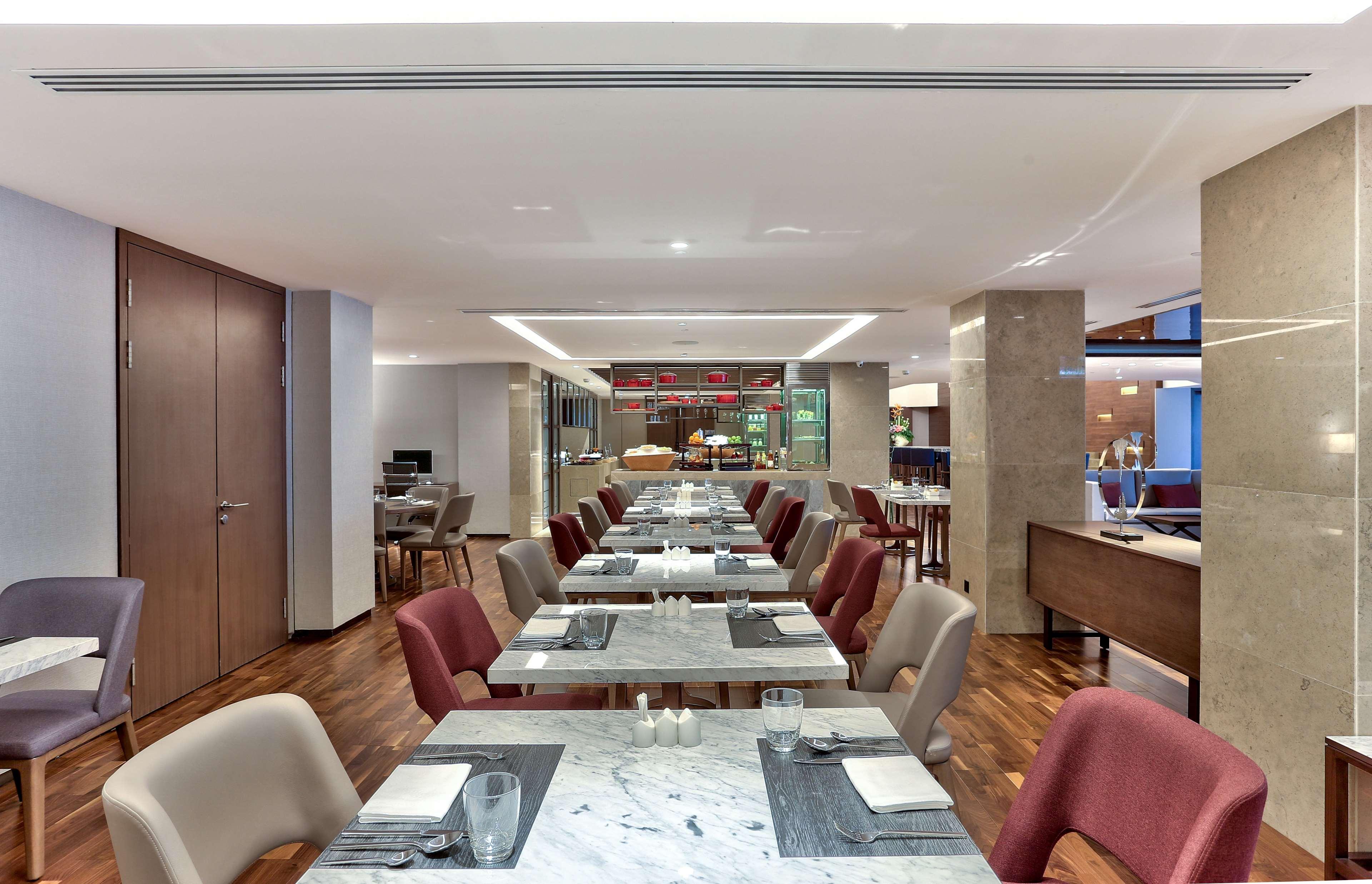 Hilton Kota Kinabalu Otel Dış mekan fotoğraf The lounge at Istanbul Ataturk Airport