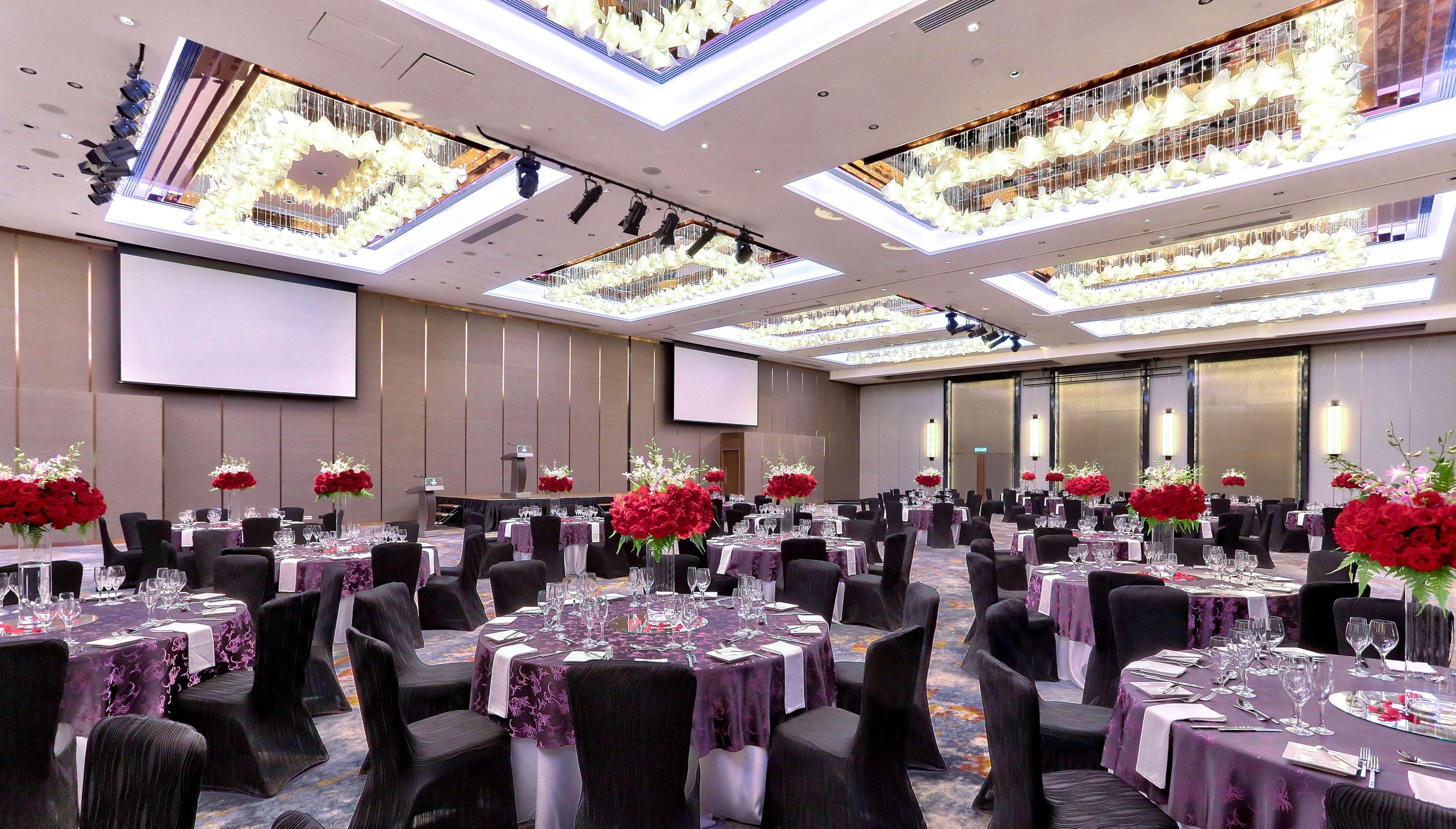 Hilton Kota Kinabalu Otel Dış mekan fotoğraf The ballroom of the hotel