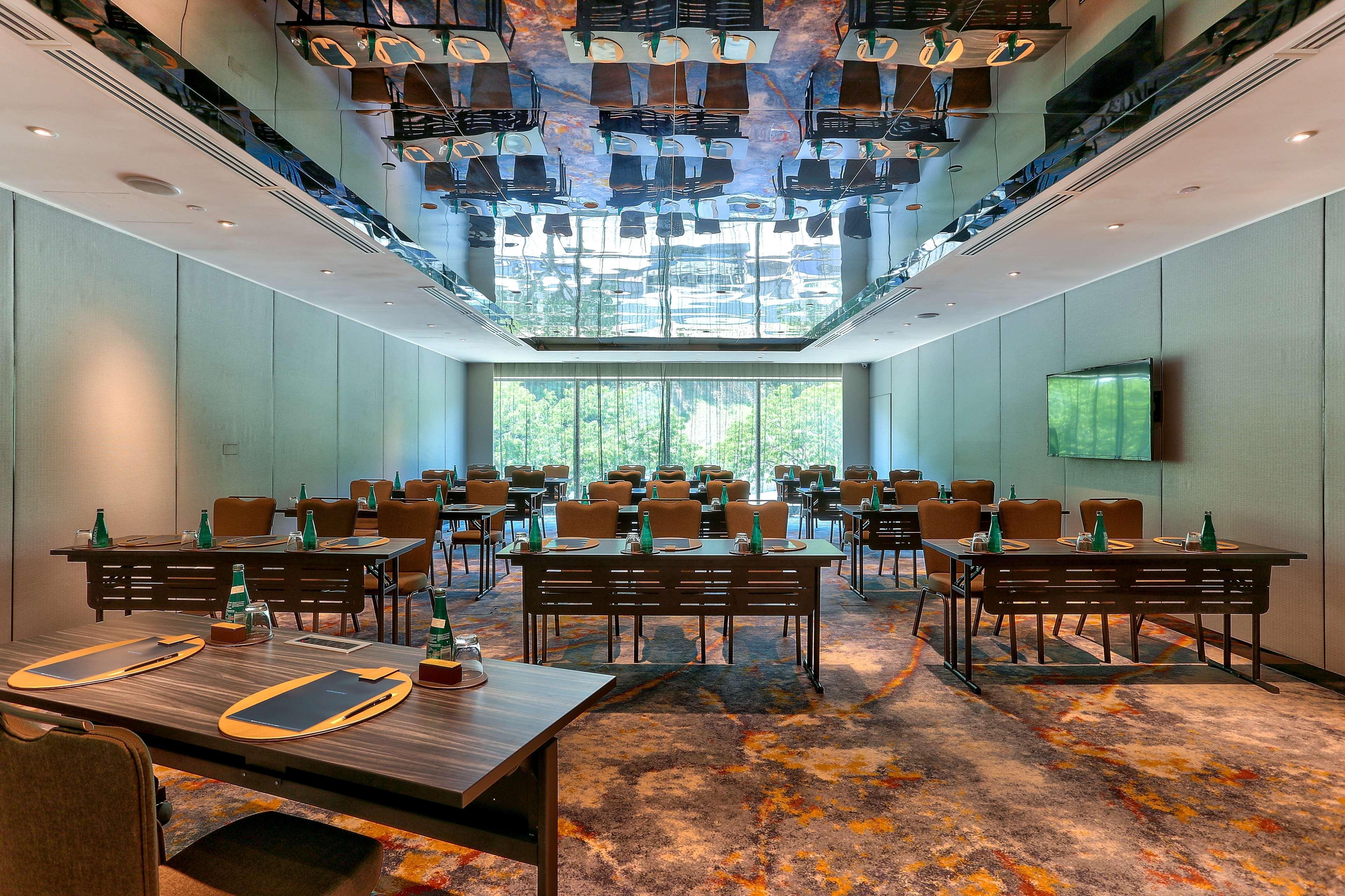 Hilton Kota Kinabalu Otel Dış mekan fotoğraf Meeting room at the hotel
