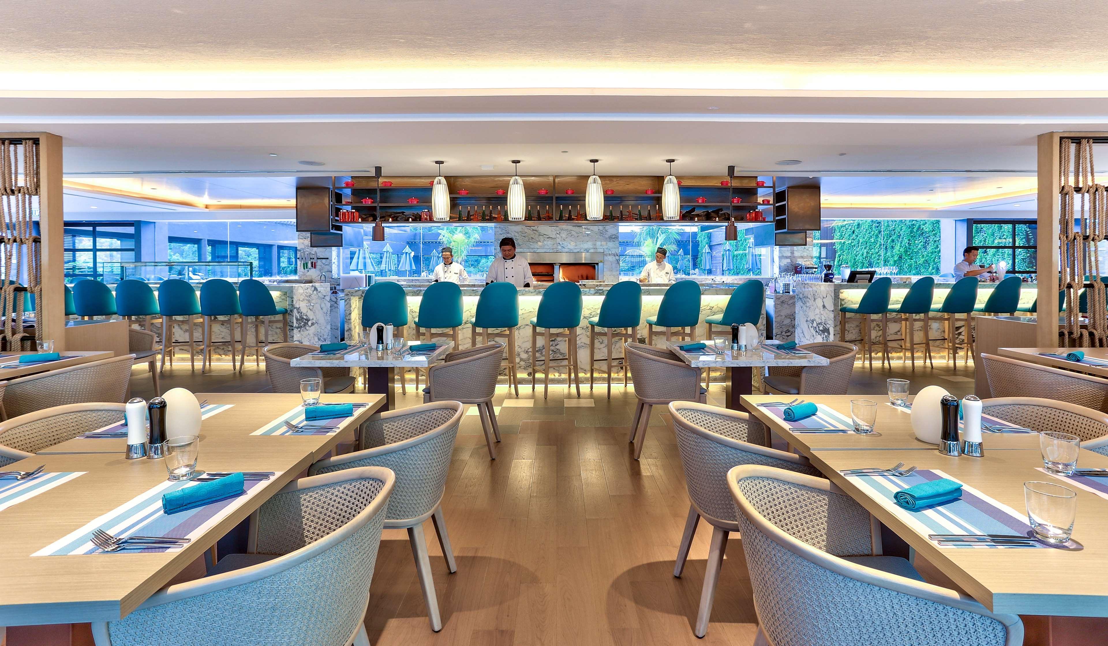 Hilton Kota Kinabalu Otel Dış mekan fotoğraf The interior of the restaurant