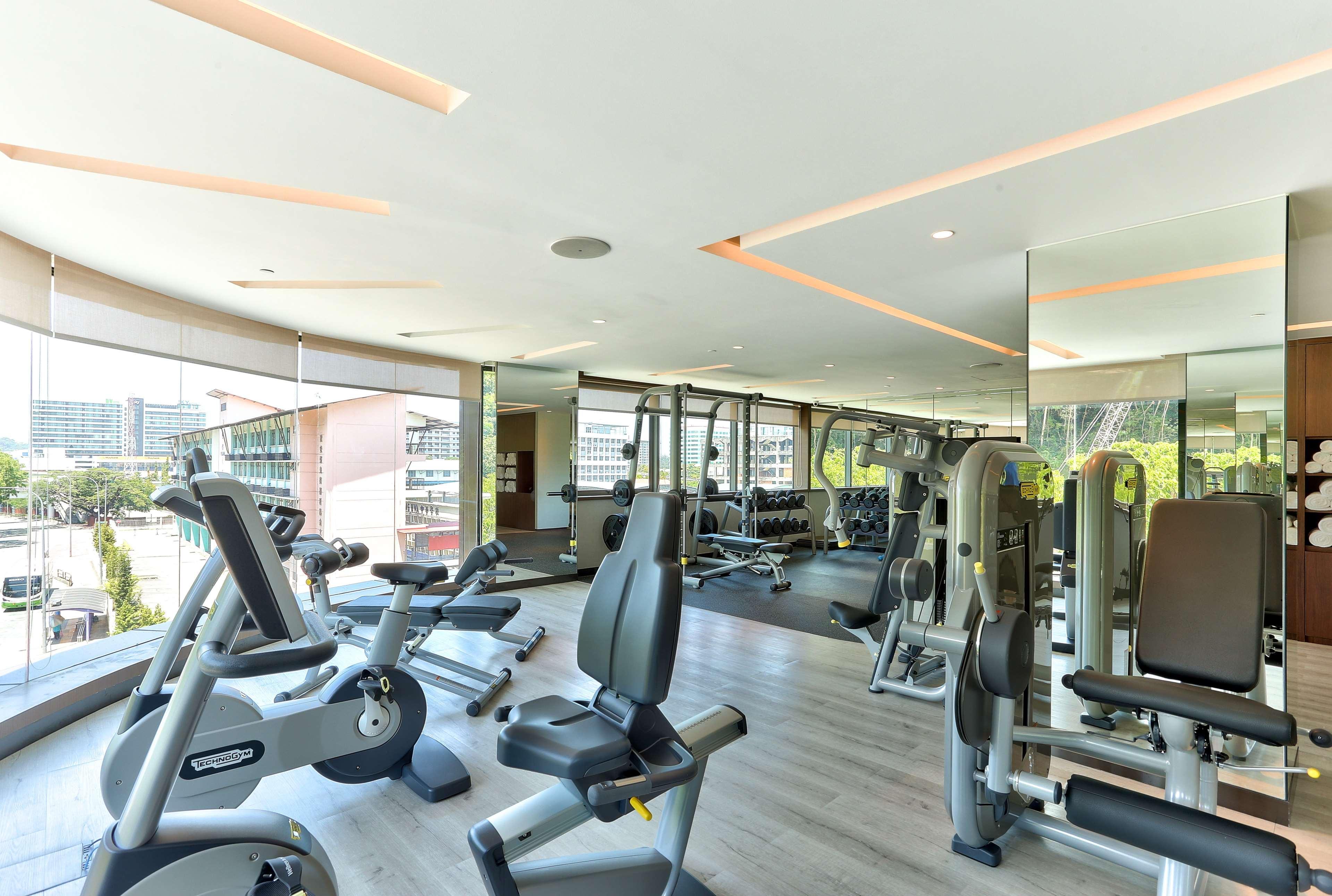 Hilton Kota Kinabalu Otel Dış mekan fotoğraf The gym at the hotel