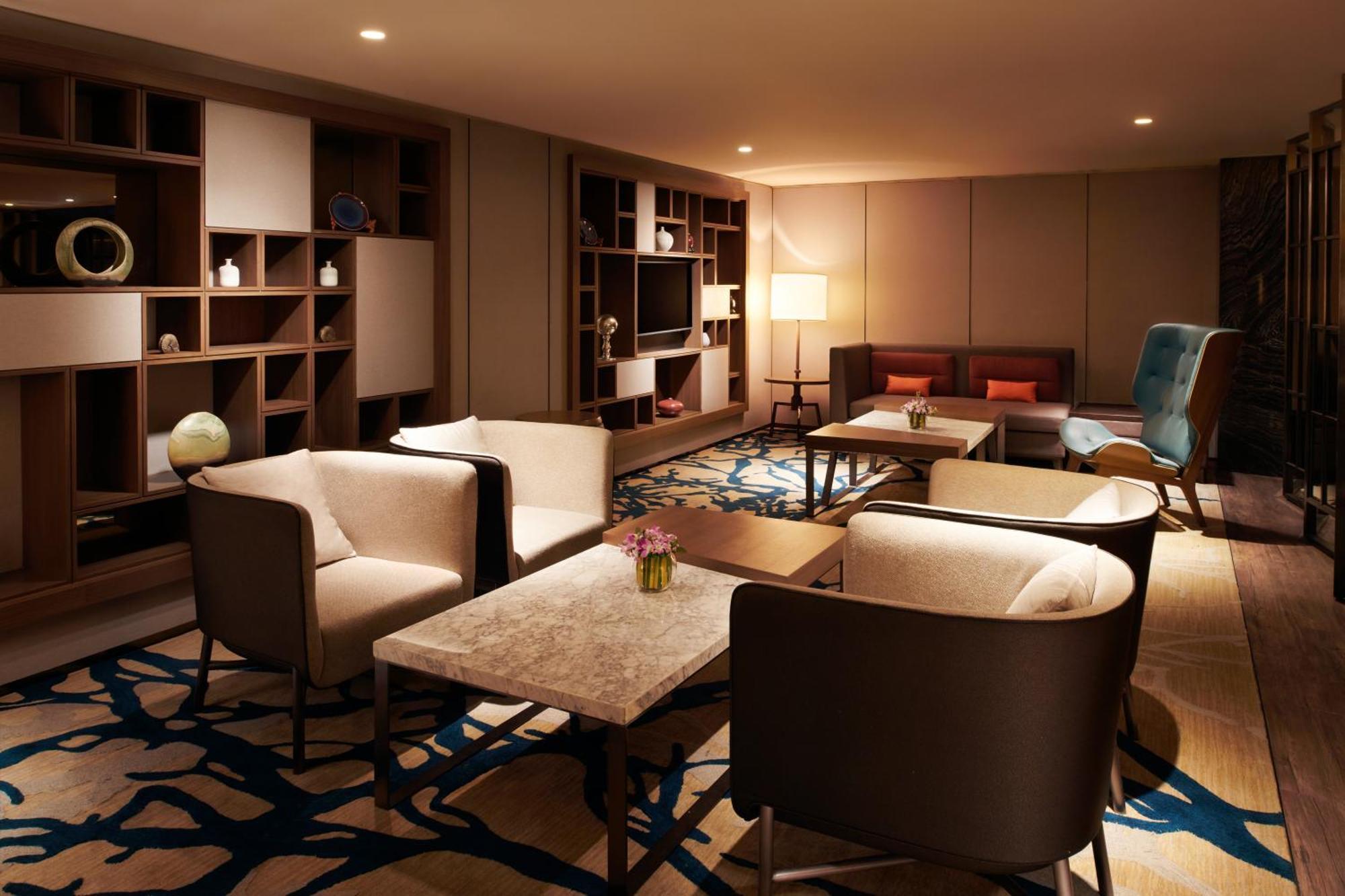 Hilton Kota Kinabalu Otel Dış mekan fotoğraf The Club lounge at Hong Kong International Airport