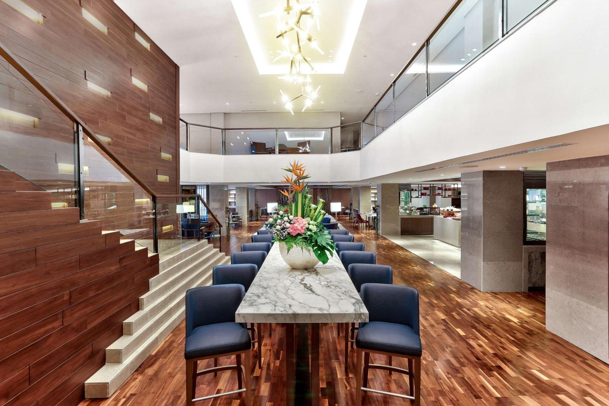 Hilton Kota Kinabalu Otel Dış mekan fotoğraf The interior of the lounge